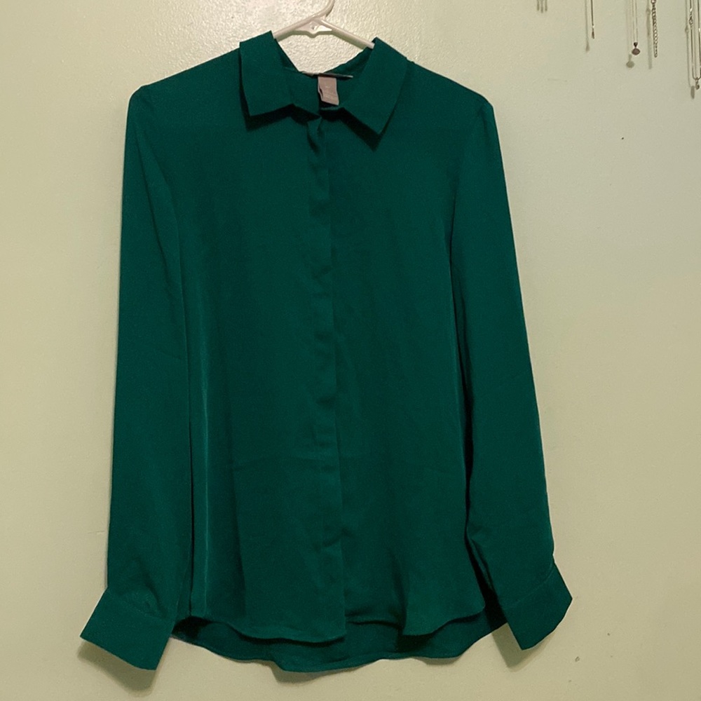 H&M emerald green button down long sleeve blouse with a collar. Size 6